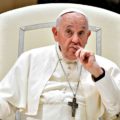 El papa Francisco sufrió una crisis respiratoria asmática y sigue en estado “crítico”, dice El Vaticano