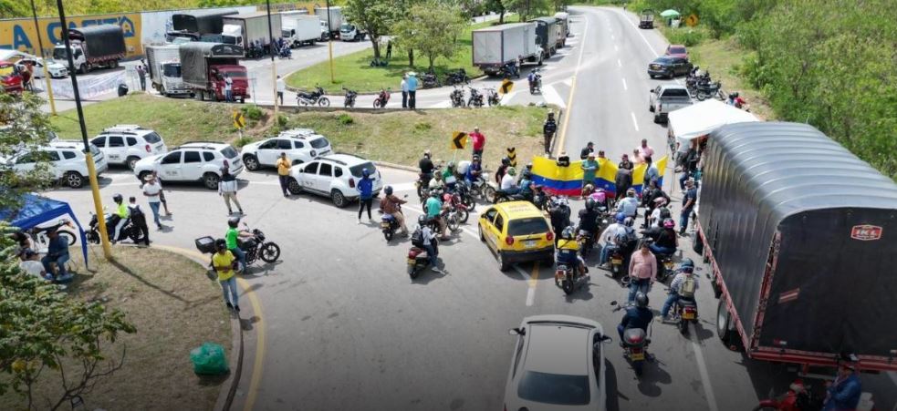 Fallece hombre en medio de bloqueos por el paro de camioneros en Colombia: Reportan que no hay avances en negociaciones con el Gobierno