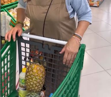 Una piña al revés para una aventura y un melón para comprometerse: La nueva tendencia en hacer rituales para buscar pareja que es viral