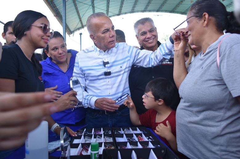 Gobernador Rosales inaugura e inspecciona obras y desarrolla programas sociales en Lagunillas