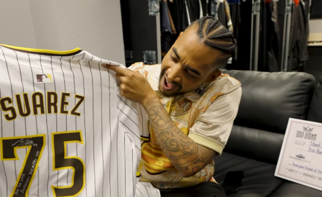 Don Omar le envió un mensaje al lanzador venezolano Robert Suárez tras regalarle su camiseta