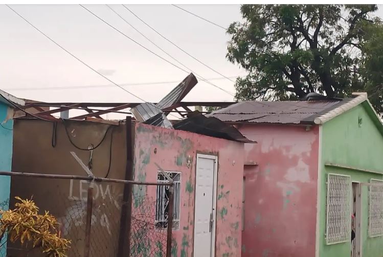 Lluvias y vientos huracanados azotaron municipios de la COL: Casas inundadas y sin techo reportan habitantes