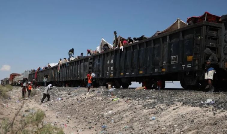 Padres recuperan el cuerpo del niño venezolano que murió tras descarrilarse un tren en México