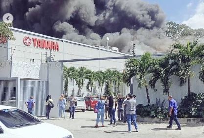 Reportan gran incendio en un galpón de la Yamaha en Caracas