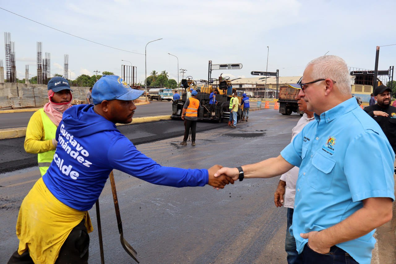 Gustavo Fernández inspecciona asfaltado de la vialidad recuperada en el socavamiento del Km. 4