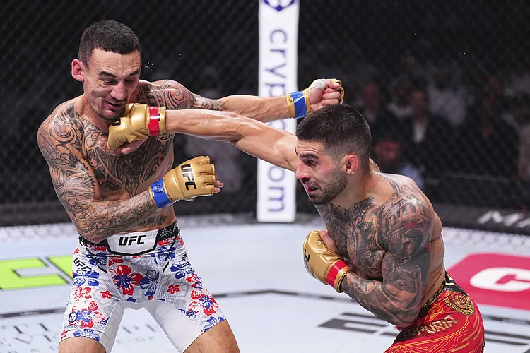 Ilia Topuria le propinó un impresionante nocaut a Max Holloway en UFC 308