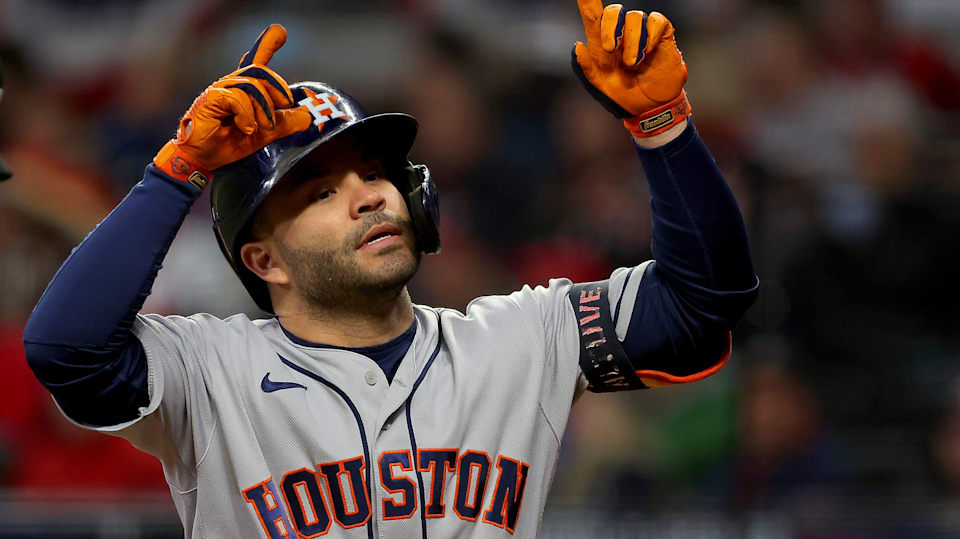 José Altuve se convierte en el tercer pelotero con más imparables en la historia de los playoffs