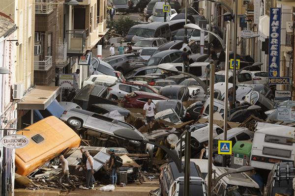 Aumentan a más de 90 los muertos por devastadoras inundaciones en España