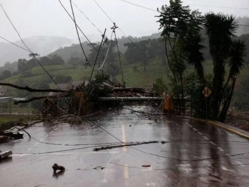 Múltiples muertos y fallas eléctricas dejan ráfagas de viento en Brasil