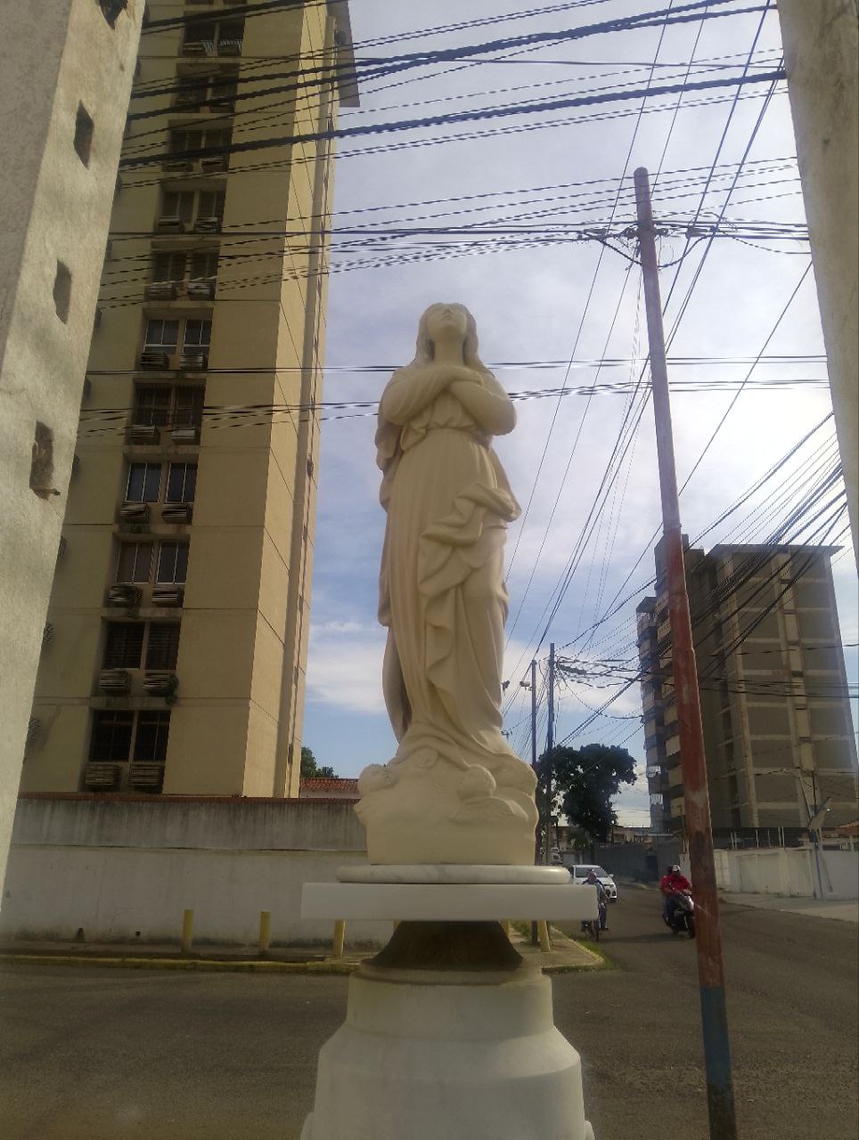 La pequeña Virgencita mirando al cielo en Maracaibo