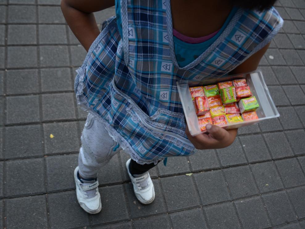 Rescatan a niñas venezolanas que eran ‘alquiladas’ a vender dulces en Quito