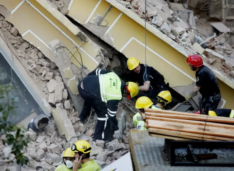 Se desploma un edificio de 10 pisos en Argentina: Buscan a personas atrapadas