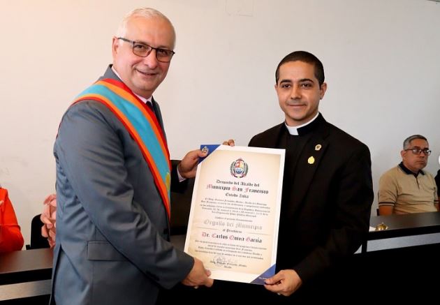 En conmemoración del Día de San Francisco de Asís el Pbro.Carlos Quiva recibió la orden Orgullo del Municipio