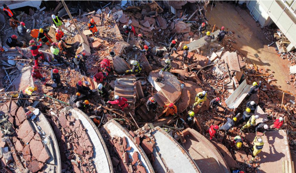 Confirman una segunda muerte tras el derrumbe de un edificio de diez pisos en Argentina