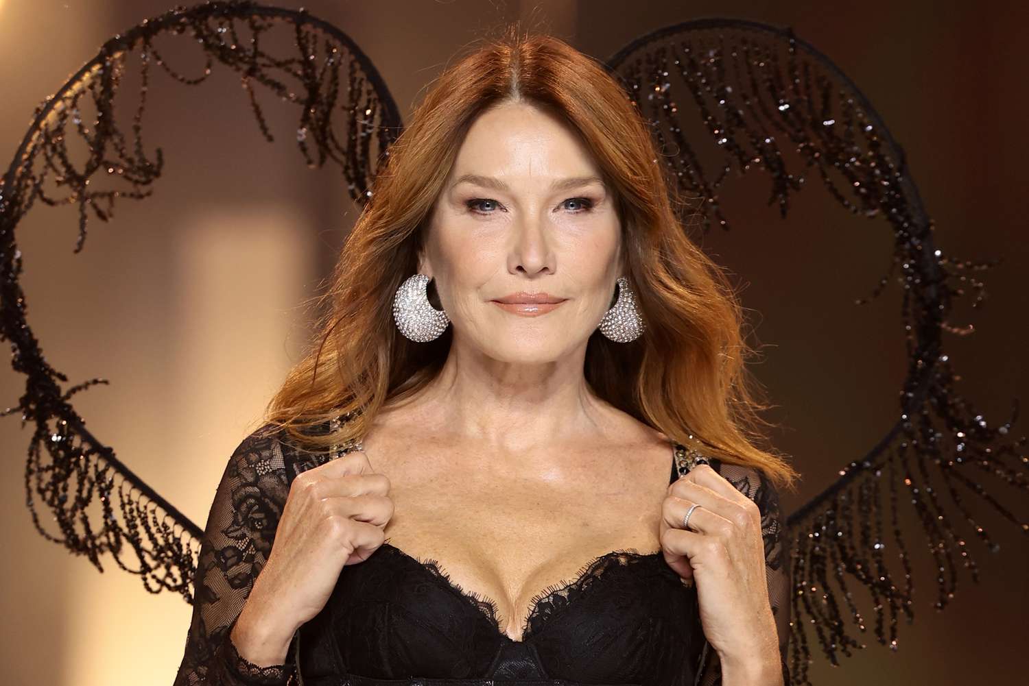 A sus 56 la ex primera dama francesa Carla Bruni se convierte en un Ángel de Victoria’s Secret: La belleza y la elegancia no tienen edad