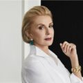 ¿Quieres verte elegante y rejuvenecida? Carolina Herrera te recomienda lucir este color de uñas