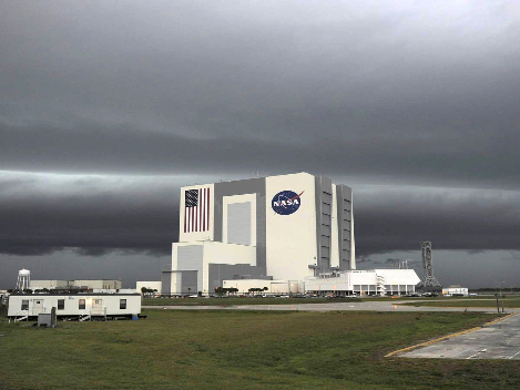 El Centro Espacial Kennedy de Florida cierra ante la llegada del huracán Milton