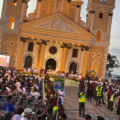 Bañada en pétalos de rosas, acompañada de una muchedumbre que coreó: ¡Gloria a ti Casta Señora!; bajó de su camarín la Virgen de Chiquinquirá