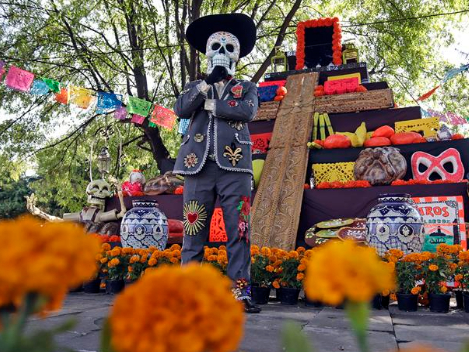 Mexicanos colocan altares para celebrar el 