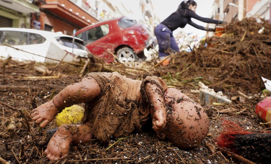 Decretan tres días de luto tras inundaciones por Dana y asciende a 70 número de víctimas en España