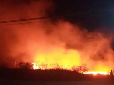 Incendio en Pdvsa-Las Salinas se prolonga por más de 17 horas: Bomberos intentan sofocar las llamas