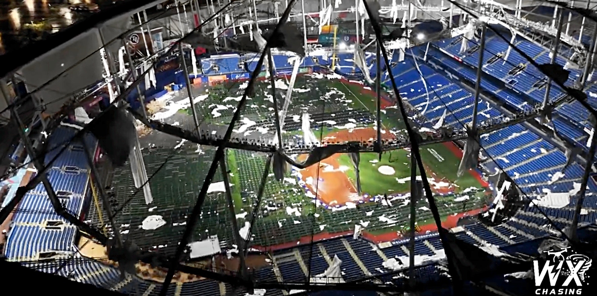 ‘Milton’ arrasó con el techo de un estadio de béisbol que acoge equipos de emergencia