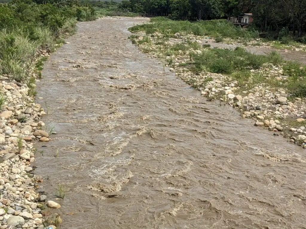 Reportan leve crecida del río Táchira