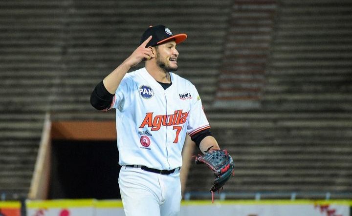 Lanzador de Águilas del Zulia le pidió matrimonio a su novia en el Luis Aparicio 