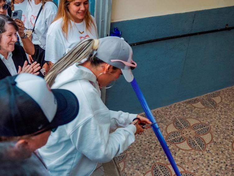 Karol G reconstruyó el colegio donde estudió en Medellín