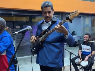 Nicolás Maduro toca bajo con la agrupación musical Sexteto Juventud