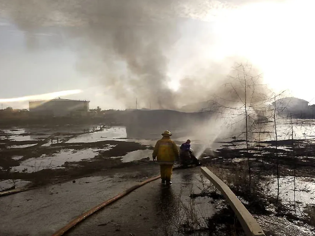 Habitantes de Cabimas vuelven a la tranquilidad tras la extinción de fuego en el tanque de Pdvsa -La Salina  