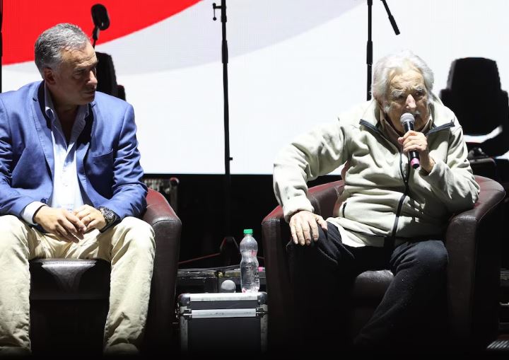 “Estoy peleando con la muerte”: José “Pepe” Mujica al reaparecer en un acto de cierre de campaña del Frente Amplio en Uruguay