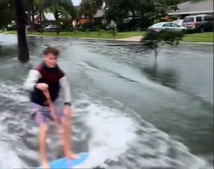 Jóvenes surfearon en las calles inundadas de Florida tras paso de Milton: Ignoraron advertencias de la Policía y los multaron