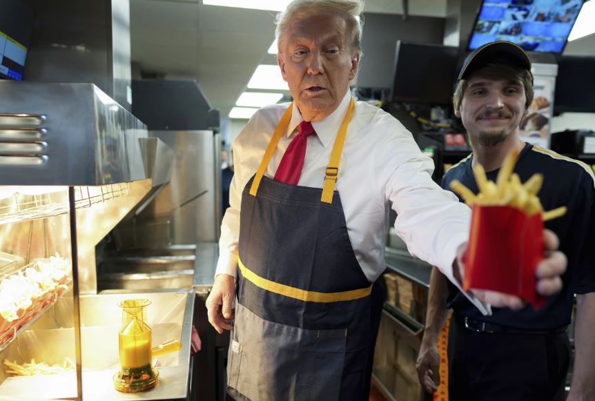 Trump es captado trabajando en la estación de papas fritas y ofreciendo una conferencia de prensa en un autoservicio de Pensilvania