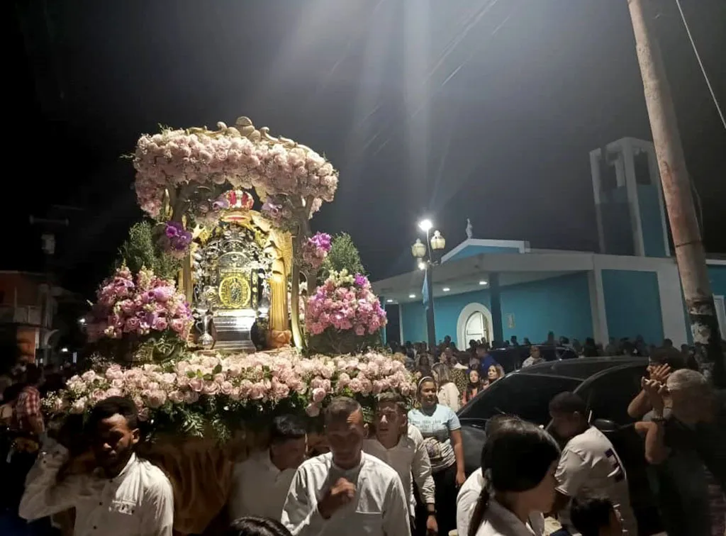 Lagunillas celebra con fervor los 373 años de la Virgen del Rosario del Paraute