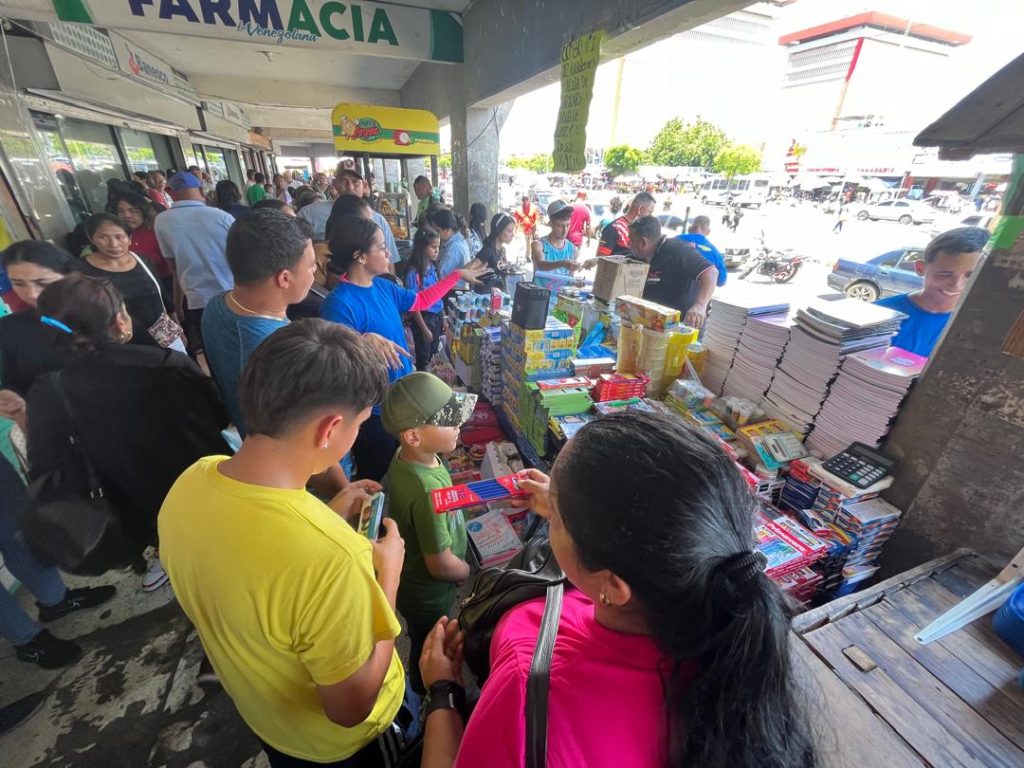 Se aprecia compra de útiles y uniformes escolares en el centro de Maracaibo