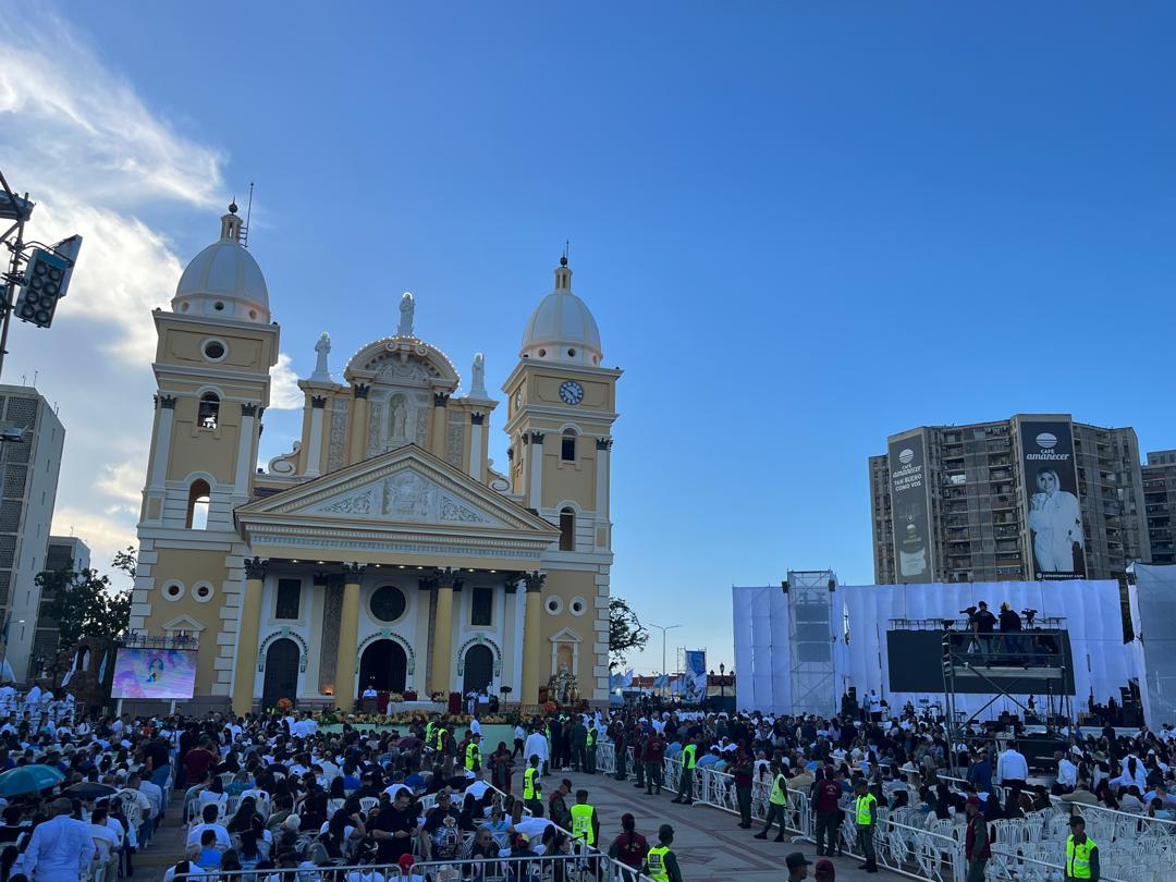 Feligreses se acercan a la Basílica para darse cita con la Virgen de Chiquinquirá