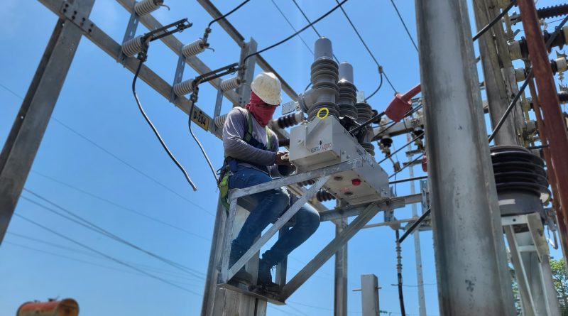 Instalan reconectadores para mejorar la operatividad de subestaciones eléctricas en la Costa Oriental del Lago