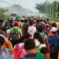 Miles de migrantes, la mayoría venezolanos, salieron en caravana hacia EEUU desde la frontera sur de México