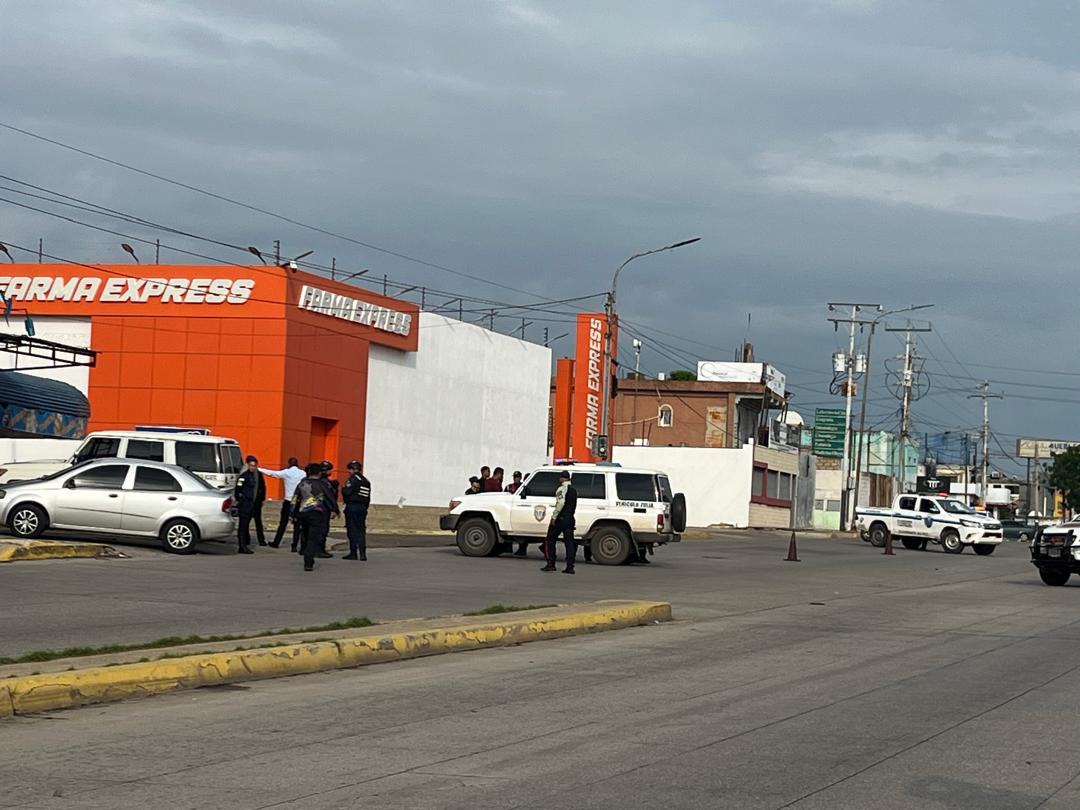 Lanzan granada en Farma Express de La Limpia