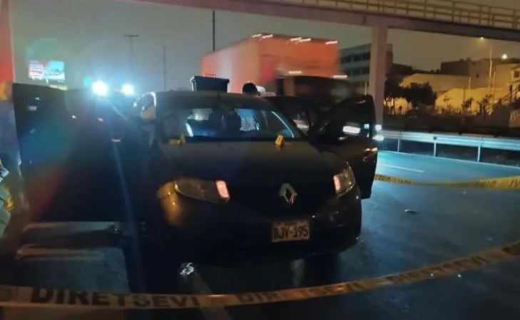 Hombre lanza cadáver de venezolana desde un carro y luego se suicida en Perú