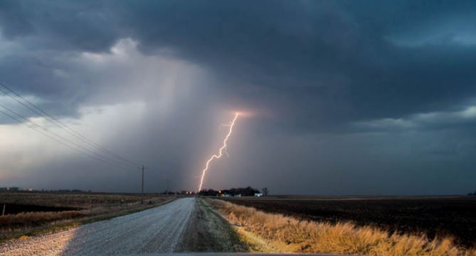 Tormenta cargada de truenos, relámpagos, rayos y centellas, obligó a más de un maracucho la noche del domingo, a esconderse en closet y sitios sin ventanas