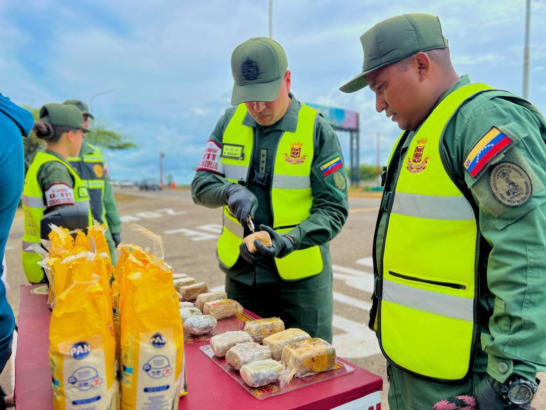 Incautan 23 panelas de marihuana ocultas dentro de un 