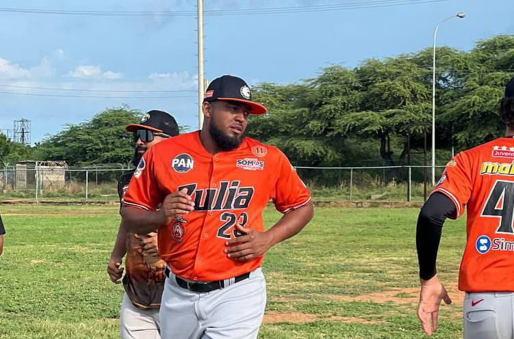 El lanzador dominicano Domingo Jiménez se sumó a las prácticas de Águilas