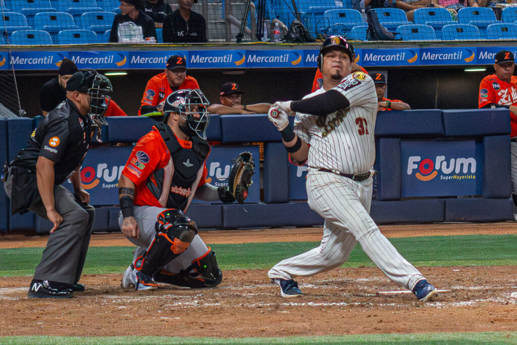 Leones completa barrida ante Águilas en el Monumental