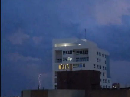 Tormenta eléctrica sobre Los Puertos de Altagracia se observa desde el norte de Maracaibo