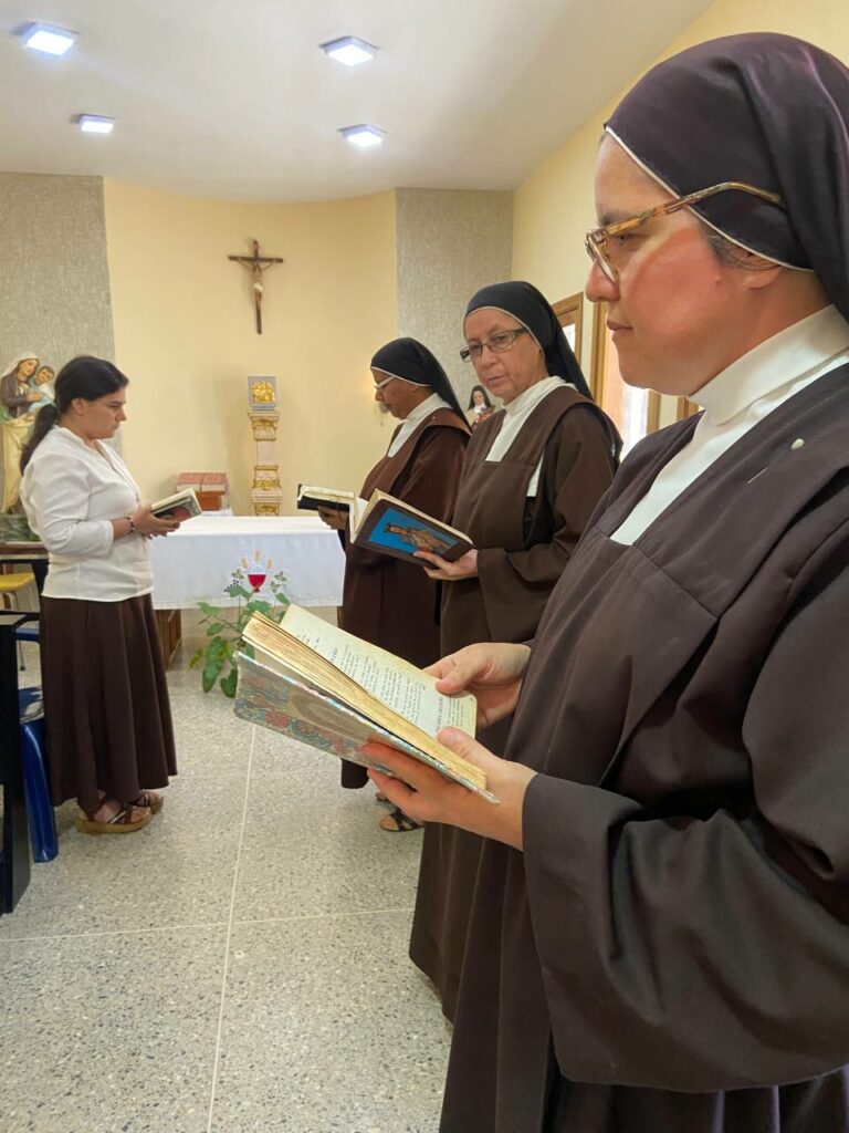 Carmelitas Descalzas en momento de oración