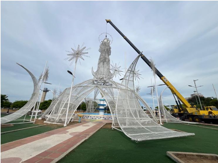 Una grúa para levantar 75 toneladas fue utilizada para colocar la estructura de la Chinita en la Plaza El Ángel