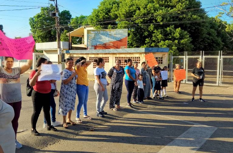 Comunidad del sector Los Olivos protestó por destitución de la directora de la escuela Ángel Álvarez Domínguez