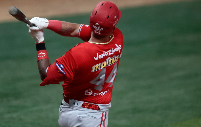 Cardenales voló alto barriendo ante Leones en el Monumental